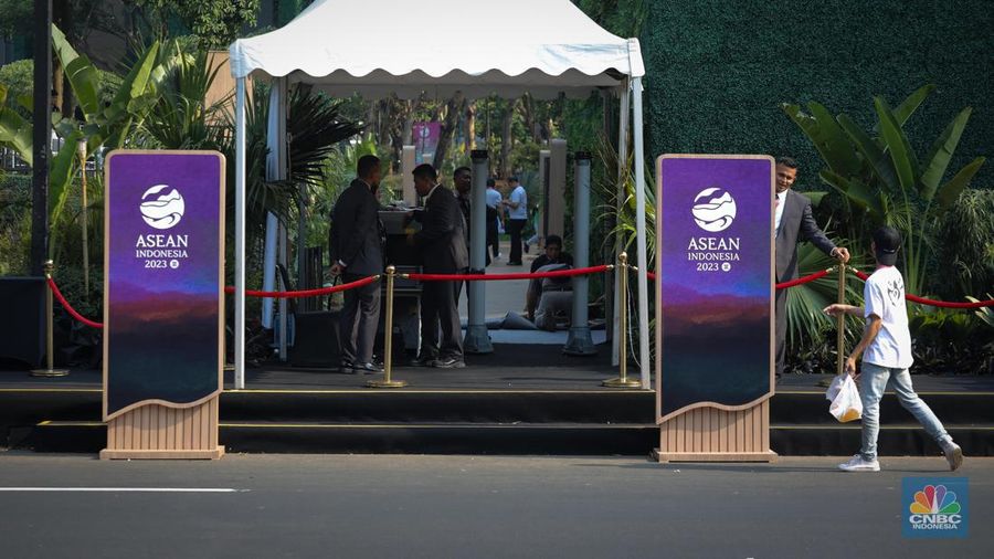 Petugas keamanan gabungan melakukan penjagaan disekitar area Hutan Kota by Plataran, Senayan, Jakarta, Rabu. (6/9/2023). (CNBC Indonesia/Faisal Rahman)