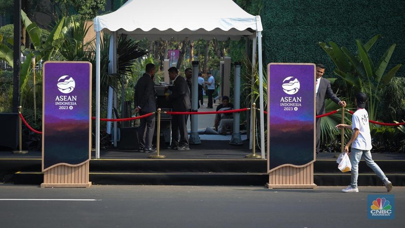 Petugas keamanan gabungan melakukan penjagaan disekitar area Hutan Kota by Plataran, Senayan, Jakarta, Rabu. (6/9/2023). (CNBC Indonesia/Faisal Rahman)