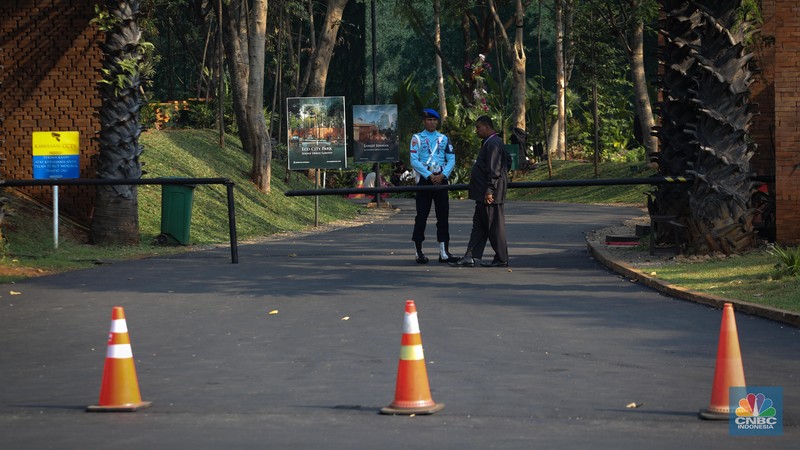 Petugas keamanan gabungan melakukan penjagaan disekitar area Hutan Kota by Plataran, Senayan, Jakarta, Rabu. (6/9/2023). (CNBC Indonesia/Faisal Rahman)