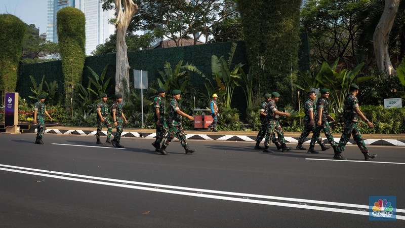 Petugas keamanan gabungan melakukan penjagaan disekitar area Hutan Kota by Plataran, Senayan, Jakarta, Rabu. (6/9/2023). (CNBC Indonesia/Faisal Rahman)