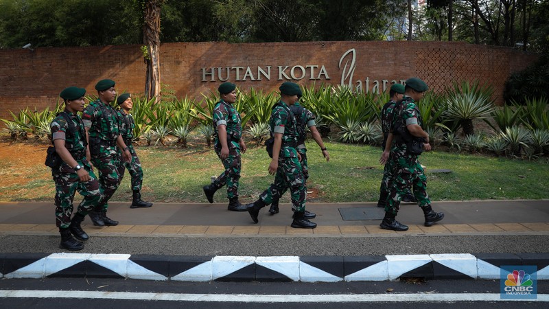 Petugas keamanan gabungan melakukan penjagaan disekitar area Hutan Kota by Plataran, Senayan, Jakarta, Rabu. (6/9/2023). (CNBC Indonesia/Faisal Rahman)