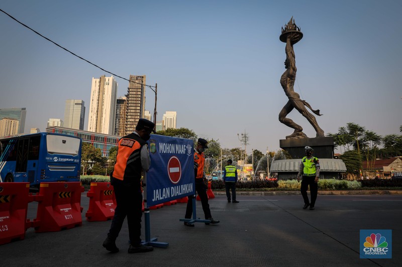 Petugas Kepolisian dan Dinas Perhubungan melakukan penutupan ruas jalan saat pemberlakuan rekayasa arus lalu lintas di kawasan Bundaran Senayan, Jakarta, Rabu (6/9/2023). Petugas Kepolisian dan Dinas Perhubungan melakukan penutupan ruas jalan saat pemberlakuan rekayasa arus lalu lintas di kawasan Bundaran Senayan, Jakarta, Rabu (6/9/2023). (CNBC Indonesia/Faisal Rahman)