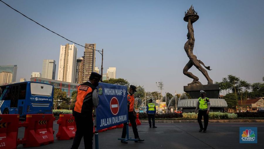 Petugas Kepolisian dan Dinas Perhubungan melakukan penutupan ruas jalan saat pemberlakuan rekayasa arus lalu lintas di kawasan Bundaran Senayan, Jakarta, Rabu (6/9/2023). (CNBC Indonesia/Faisal Rahman)