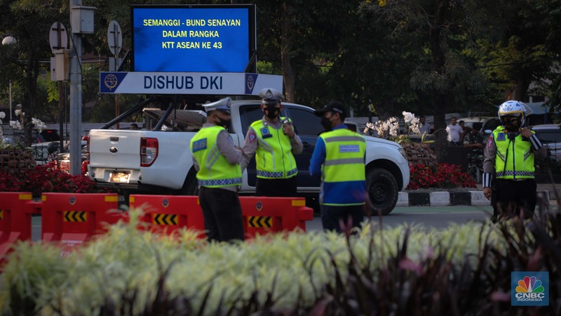 Petugas Kepolisian dan Dinas Perhubungan melakukan penutupan ruas jalan saat pemberlakuan rekayasa arus lalu lintas di kawasan Bundaran Senayan, Jakarta, Rabu (6/9/2023). (CNBC Indonesia/Faisal Rahman)