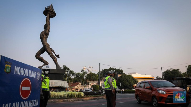 Petugas Kepolisian dan Dinas Perhubungan melakukan penutupan ruas jalan saat pemberlakuan rekayasa arus lalu lintas di kawasan Bundaran Senayan, Jakarta, Rabu (6/9/2023). (CNBC Indonesia/Faisal Rahman)