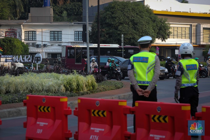 Petugas Kepolisian dan Dinas Perhubungan melakukan penutupan ruas jalan saat pemberlakuan rekayasa arus lalu lintas di kawasan Bundaran Senayan, Jakarta, Rabu (6/9/2023). Petugas Kepolisian dan Dinas Perhubungan melakukan penutupan ruas jalan saat pemberlakuan rekayasa arus lalu lintas di kawasan Bundaran Senayan, Jakarta, Rabu (6/9/2023). (CNBC Indonesia/Faisal Rahman)