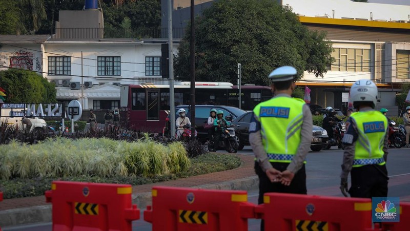 Petugas Kepolisian dan Dinas Perhubungan melakukan penutupan ruas jalan saat pemberlakuan rekayasa arus lalu lintas di kawasan Bundaran Senayan, Jakarta, Rabu (6/9/2023). (CNBC Indonesia/Faisal Rahman)