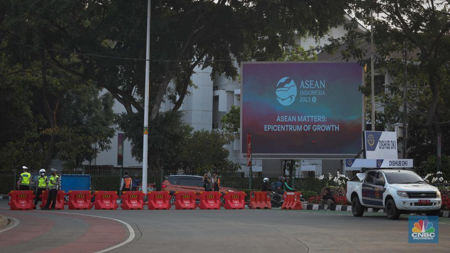 Petugas Kepolisian dan Dinas Perhubungan melakukan penutupan ruas jalan saat pemberlakuan rekayasa arus lalu lintas di kawasan Bundaran Senayan, Jakarta, Rabu (6/9/2023). (CNBC Indonesia/Faisal Rahman)
