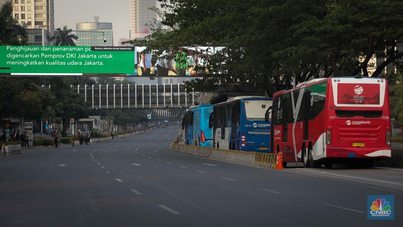 Petugas Kepolisian dan Dinas Perhubungan melakukan penutupan ruas jalan saat pemberlakuan rekayasa arus lalu lintas di kawasan Bundaran Senayan, Jakarta, Rabu (6/9/2023). Petugas Kepolisian dan Dinas Perhubungan melakukan penutupan ruas jalan saat pemberlakuan rekayasa arus lalu lintas di kawasan Bundaran Senayan, Jakarta, Rabu (6/9/2023). (CNBC Indonesia/Faisal Rahman)