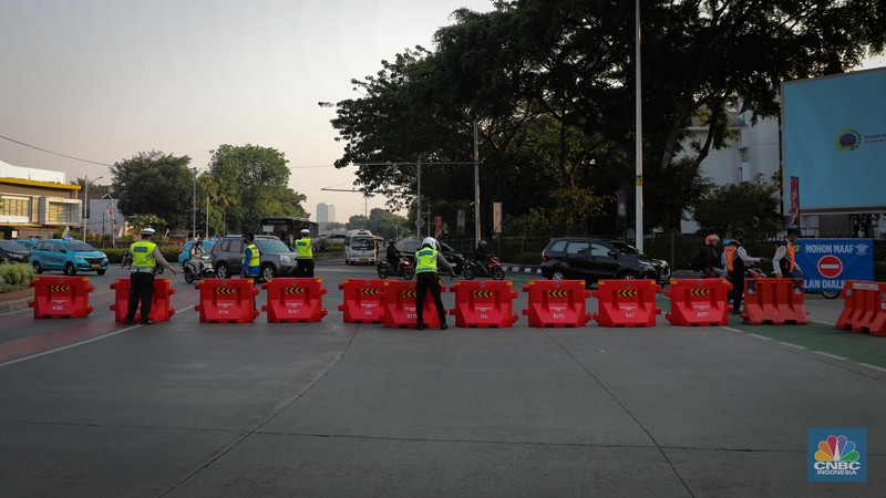 Petugas Kepolisian dan Dinas Perhubungan melakukan penutupan ruas jalan saat pemberlakuan rekayasa arus lalu lintas di kawasan Bundaran Senayan, Jakarta, Rabu (6/9/2023). Petugas Kepolisian dan Dinas Perhubungan melakukan penutupan ruas jalan saat pemberlakuan rekayasa arus lalu lintas di kawasan Bundaran Senayan, Jakarta, Rabu (6/9/2023). (CNBC Indonesia/Faisal Rahman)