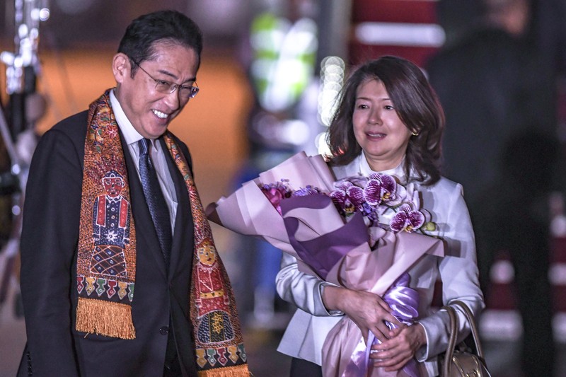 Perdana Menteri Cook Island Mark Brown (tengah) didampingi Sekjen Kemenhub Novie Riyanto (kiri) dan Pj Gubernur Banten Al Muktabar (kedua kanan) berjalan keluar meninggalkan bandara usai tiba di Terminal VVIP Bandara Soekarno-Hatta, Tangerang, Banten, Minggu (3/9/2023). Perdana Menteri Cook Island Mark Brown (tengah) didampingi Sekjen Kemenhub Novie Riyanto (kiri) dan Pj Gubernur Banten Al Muktabar (kedua kanan) berjalan keluar meninggalkan bandara usai tiba di Terminal VVIP Bandara Soekarno-Hatta, Tangerang, Banten, Minggu (3/9/2023). (Dok. Media Center KTT ASEAN 2023/Harviyan Perdana Putra/pras)