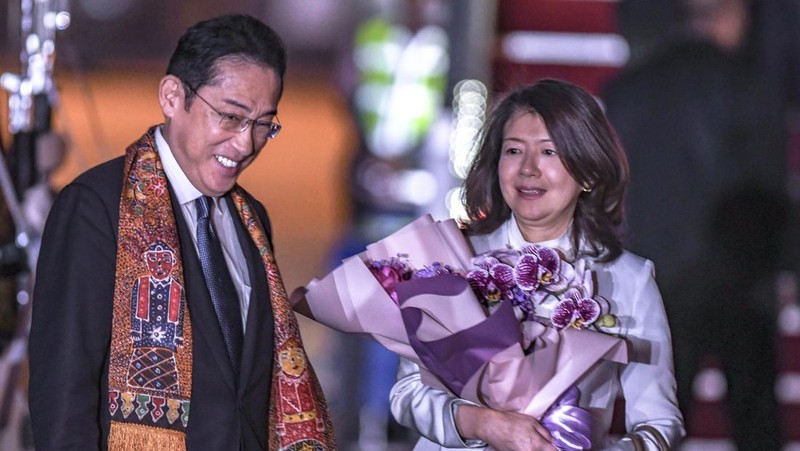 Perdana Menteri Cook Island Mark Brown (tengah) didampingi Sekjen Kemenhub Novie Riyanto (kiri) dan Pj Gubernur Banten Al Muktabar (kedua kanan) berjalan keluar meninggalkan bandara usai tiba di Terminal VVIP Bandara Soekarno-Hatta, Tangerang, Banten, Minggu (3/9/2023). (Dok. Media Center KTT ASEAN 2023/Harviyan Perdana Putra/pras)