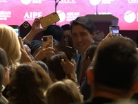 Baru Cerai, Justin Trudeau Dikerubungi Wanita di Indonesia