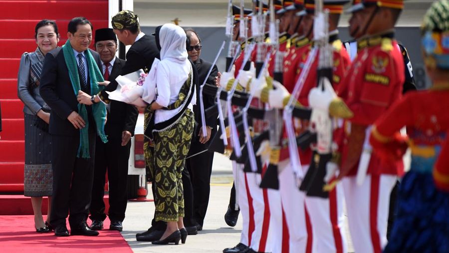 The Prime Minister of Laos Sonexay Siphandone (second left) and spouse Vandala Siphandone (left) and the Acting Governor of Banten Al Muktabar (third left) walk together upon arrival at the VVIP Terminal of Soekarno Hatta Airport, Tangerang, Banten, Monday (4/9/2023). Media Center of ASEAN Summit 2023/Harviyan Perdana Putra/foc/ratih. *** Local Caption *** Perdana Menteri Laos Sonexay Siphandone (kedua kiri) bersama istri Vandala Siphandone (kiri) dan Pj Gubernur Banten Al Muktabar (ketiga kiri) berjalan bersama meninggalkan pesawat usai tiba di Terminal VVIP Bandara Soekarno-Hatta, Tangerang, Banten, Senin (4/9/2023). Media Center KTT ASEAN 2023/Harviyan Perdana Putra/foc.