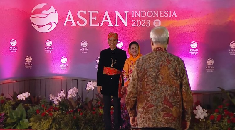 Presiden RI Joko Widodo dan Ibu Negara Iriana Joko Widodo disambut Menhub Budi Karya Sumadi dan Menkes Budi Gunadi Sadikin saat tiba di lokasi Gala Dinner KTT ke-43 ASEAN di Hutan Kota Plataran, Kompleks GBK Jakarta, Rabu (6/9/2023). (Dok: Media Center KTT Asean) Presiden RI Joko Widodo dan Ibu Negara Iriana Joko Widodo disambut Menhub Budi Karya Sumadi dan Menkes Budi Gunadi Sadikin saat tiba di lokasi Gala Dinner KTT ke-43 ASEAN di Hutan Kota Plataran, Kompleks GBK Jakarta, Rabu (6/9/2023). (Dok: Media Center KTT Asean)