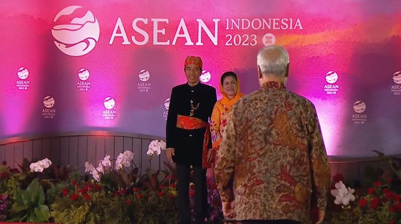 Presiden RI Joko Widodo dan Ibu Negara Iriana Joko Widodo disambut Menhub Budi Karya Sumadi dan Menkes Budi Gunadi Sadikin saat tiba di lokasi Gala Dinner KTT ke-43 ASEAN di Hutan Kota Plataran, Kompleks GBK Jakarta, Rabu (6/9/2023). (Dok: Media Center KTT Asean)