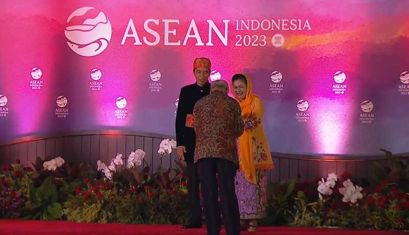 Presiden Joko Widodo didampingi Iriana Joko Widodo tiba di Hutan Kota by Plataran untuk mengikuti acara Gala dinner atau jamuan makan malam dalam serangkaian acara Konferensi Tingkat Tinggi (KTT) ASEAN pada Rabu malam (6/9/2023). Presiden Joko Widodo didampingi Iriana Joko Widodo tiba di Hutan Kota by Plataran untuk mengikuti acara Gala dinner atau jamuan makan malam dalam serangkaian acara Konferensi Tingkat Tinggi (KTT) ASEAN pada Rabu malam (6/9/2023). (Tangkapan Layar youtube Kemkominfo TV)