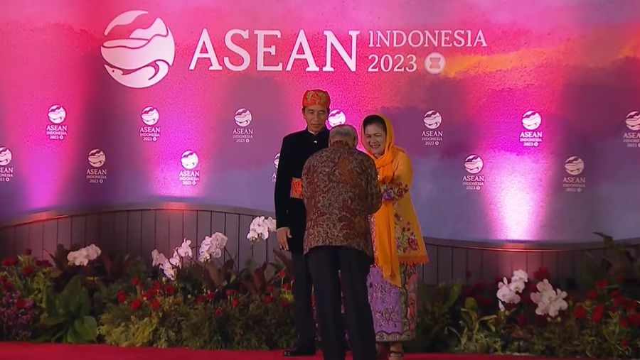 Presiden Joko Widodo didampingi Iriana Joko Widodo tiba di Hutan Kota by Plataran untuk mengikuti acara Gala dinner atau jamuan makan malam dalam serangkaian acara Konferensi Tingkat Tinggi (KTT) ASEAN pada Rabu malam (6/9/2023). (Tangkapan Layar youtube Kemkominfo TV)
