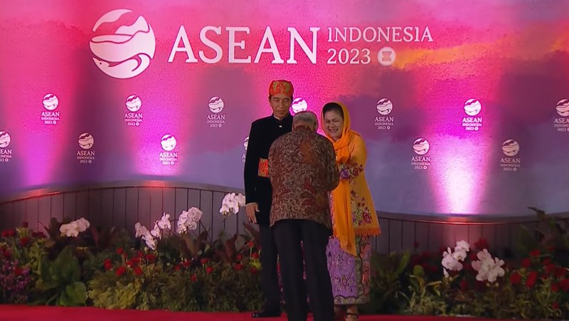 Presiden Joko Widodo didampingi Iriana Joko Widodo tiba di Hutan Kota by Plataran untuk mengikuti acara Gala dinner atau jamuan makan malam dalam serangkaian acara Konferensi Tingkat Tinggi (KTT) ASEAN pada Rabu malam (6/9/2023). (Tangkapan Layar youtube Kemkominfo TV)