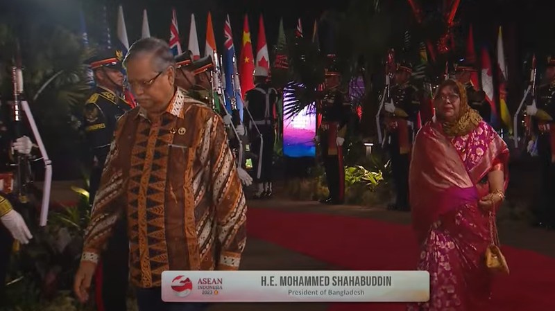 Presiden Joko Widodo didampingi Iriana Joko Widodo tiba di Hutan Kota by Plataran untuk mengikuti acara Gala dinner atau jamuan makan malam dalam serangkaian acara Konferensi Tingkat Tinggi (KTT) ASEAN pada Rabu malam (6/9/2023). (Tangkapan Layar youtube Kemkominfo TV)