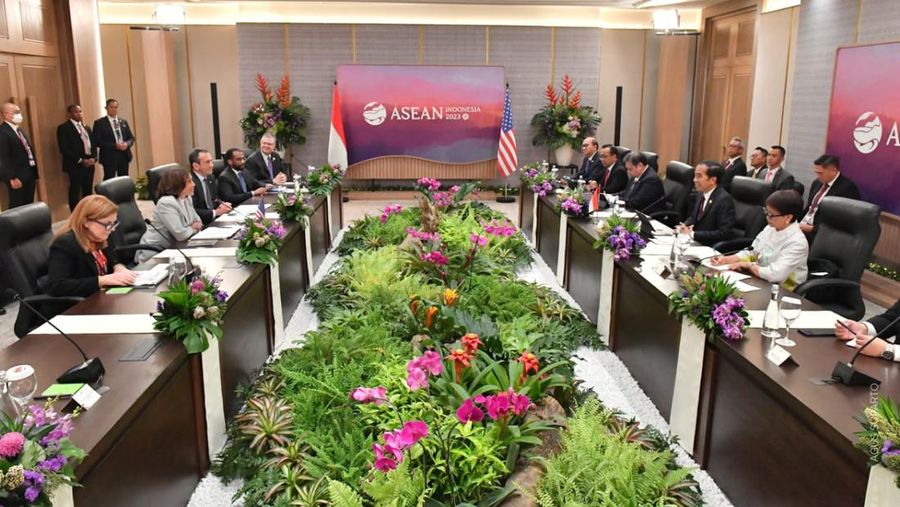 Presiden Joko Widodo berjalan bersama Wakil Presiden AS Kamala Harris dalam pertemuan bilateral dengan AS-Indonesia selama perhelatan KTT ASEAN ke - 43. (Dok. Fotografer Pribadi Joko Widodo)
