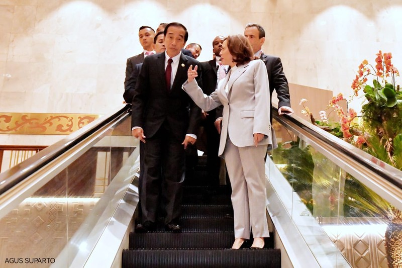 The President of Indonesia Joko Widodo (right) and the Vice President of the United States of America Kamala Harris (left) converse during taking group photo before the 11th ASEAN-U.S. Summit in Jakarta, Wednesday (6/9/2023). Media Center of The ASEAN Summit 2023/Zabur Karuru/foc/mifta. *** Local Caption *** Presiden Joko Widodo (kanan) bersama Wakil Presiden Amerika Serikat Kamala Harris (kiri) berbincang di sela-sela foto bersama sebelum ASEAN-U.S. Summit ke-11 di Jakarta, Rabu (6/9/2023). Media Center KTT ASEAN 2023/Zabur Karuru/foc.
