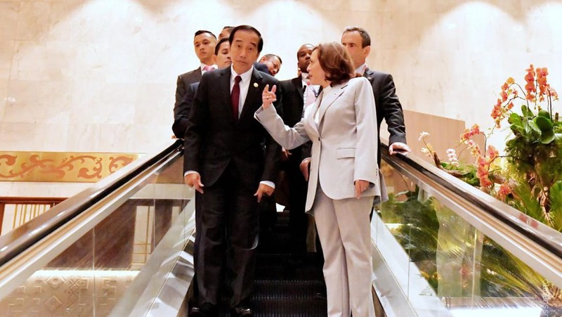 The President of Indonesia Joko Widodo (right) and the Vice President of the United States of America Kamala Harris (left) converse during taking group photo before the 11th ASEAN-U.S. Summit in Jakarta, Wednesday (6/9/2023). Media Center of The ASEAN Summit 2023/Zabur Karuru/foc/mifta. *** Local Caption *** Presiden Joko Widodo (kanan) bersama Wakil Presiden Amerika Serikat Kamala Harris (kiri) berbincang di sela-sela foto bersama sebelum ASEAN-U.S. Summit ke-11 di Jakarta, Rabu (6/9/2023). Media Center KTT ASEAN 2023/Zabur Karuru/foc.