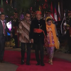 Datang ke Gala Dinner ASEAN, Jokowi Pakai Baju Adat Betawi