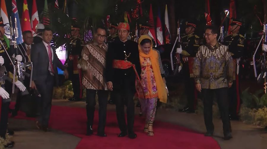 Presiden Joko Widodo didampingi Iriana Joko Widodo tiba di Hutan Kota by Plataran untuk mengikuti acara Gala dinner atau jamuan makan malam dalam serangkaian acara Konferensi Tingkat Tinggi (KTT) ASEAN pada Rabu malam (6/9/2023). (Tangkapan Layar youtube Kemkominfo TV)