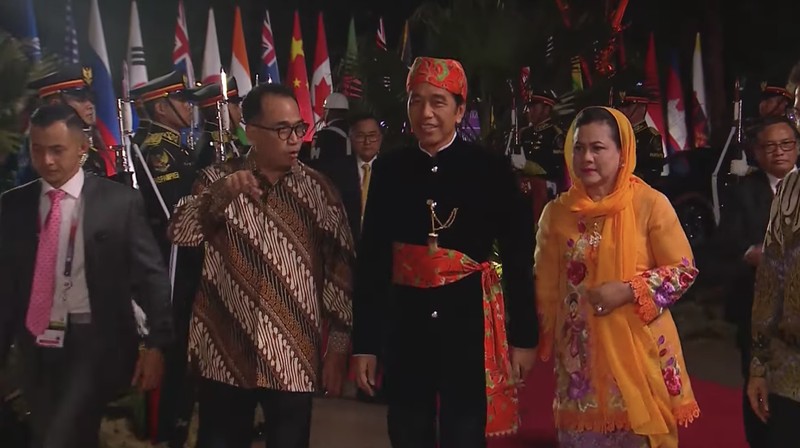 Presiden RI Joko Widodo dan Ibu Negara Iriana Joko Widodo disambut Menhub Budi Karya Sumadi dan Menkes Budi Gunadi Sadikin saat tiba di lokasi Gala Dinner KTT ke-43 ASEAN di Hutan Kota Plataran, Kompleks GBK Jakarta, Rabu (6/9/2023). (Dok: Media Center KTT Asean) Presiden RI Joko Widodo dan Ibu Negara Iriana Joko Widodo disambut Menhub Budi Karya Sumadi dan Menkes Budi Gunadi Sadikin saat tiba di lokasi Gala Dinner KTT ke-43 ASEAN di Hutan Kota Plataran, Kompleks GBK Jakarta, Rabu (6/9/2023). (Dok: Media Center KTT Asean)