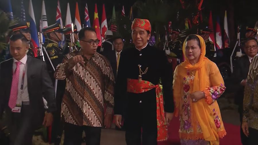 Presiden RI Joko Widodo dan Ibu Negara Iriana Joko Widodo disambut Menhub Budi Karya Sumadi dan Menkes Budi Gunadi Sadikin saat tiba di lokasi Gala Dinner KTT ke-43 ASEAN di Hutan Kota Plataran, Kompleks GBK Jakarta, Rabu (6/9/2023). (Dok: Media Center KTT Asean)