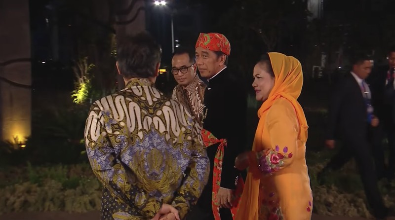 Presiden RI Joko Widodo dan Ibu Negara Iriana Joko Widodo disambut Menhub Budi Karya Sumadi dan Menkes Budi Gunadi Sadikin saat tiba di lokasi Gala Dinner KTT ke-43 ASEAN di Hutan Kota Plataran, Kompleks GBK Jakarta, Rabu (6/9/2023). (Dok: Media Center KTT Asean) Presiden RI Joko Widodo dan Ibu Negara Iriana Joko Widodo disambut Menhub Budi Karya Sumadi dan Menkes Budi Gunadi Sadikin saat tiba di lokasi Gala Dinner KTT ke-43 ASEAN di Hutan Kota Plataran, Kompleks GBK Jakarta, Rabu (6/9/2023). (Dok: Media Center KTT Asean)