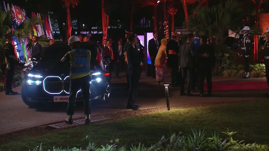 Presiden Joko Widodo didampingi Iriana Joko Widodo tiba di Hutan Kota by Plataran untuk mengikuti acara Gala dinner atau jamuan makan malam dalam serangkaian acara Konferensi Tingkat Tinggi (KTT) ASEAN pada Rabu malam (6/9/2023). (Tangkapan Layar youtube Kemkominfo TV)