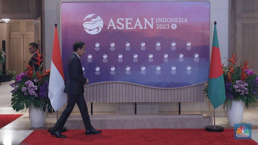 Presiden Joko Widodo melakukan pertemuan bilateral dengan Presiden Bangladesh, Mohammed Shahabuddin, di Jakarta, Rabu (6/9/2023). Pertemuan tersebut digelar di sela KTT ke-43 ASEAN, di bawah keketuaan Indonesia di ASEAN pada tahun ini. (CNBC Indonesia/Tri Susilo)
