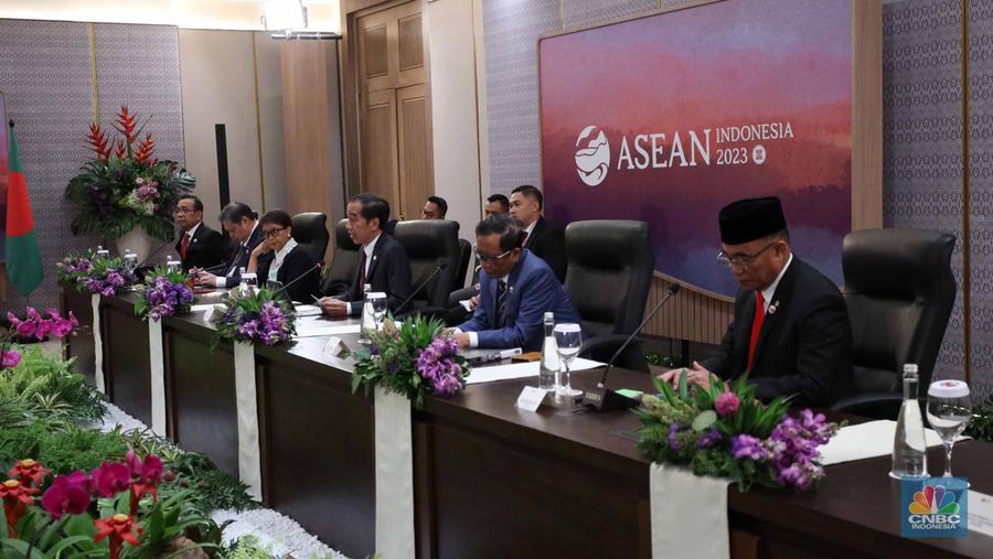 Presiden Joko Widodo melakukan pertemuan bilateral dengan Presiden Bangladesh, Mohammed Shahabuddin, di Jakarta, Rabu (6/9/2023). Pertemuan tersebut digelar di sela KTT ke-43 ASEAN, di bawah keketuaan Indonesia di ASEAN pada tahun ini. (CNBC Indonesia/Tri Susilo)
