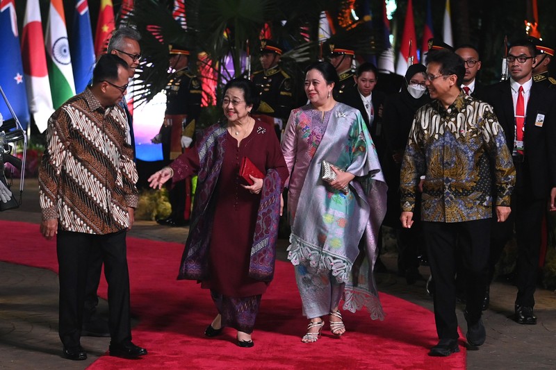 Presiden RI Joko Widodo dan Ibu Negara Iriana Joko Widodo disambut Menhub Budi Karya Sumadi dan Menkes Budi Gunadi Sadikin saat tiba di lokasi Gala Dinner KTT ke-43 ASEAN di Hutan Kota Plataran, Kompleks GBK Jakarta, Rabu (6/9/2023). (Dok: Media Center KTT Asean) Presiden RI Joko Widodo dan Ibu Negara Iriana Joko Widodo disambut Menhub Budi Karya Sumadi dan Menkes Budi Gunadi Sadikin saat tiba di lokasi Gala Dinner KTT ke-43 ASEAN di Hutan Kota Plataran, Kompleks GBK Jakarta, Rabu (6/9/2023). (Dok: Media Center KTT Asean)