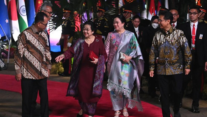 Presiden RI Joko Widodo dan Ibu Negara Iriana Joko Widodo disambut Menhub Budi Karya Sumadi dan Menkes Budi Gunadi Sadikin saat tiba di lokasi Gala Dinner KTT ke-43 ASEAN di Hutan Kota Plataran, Kompleks GBK Jakarta, Rabu (6/9/2023). (Dok: Media Center KTT Asean)