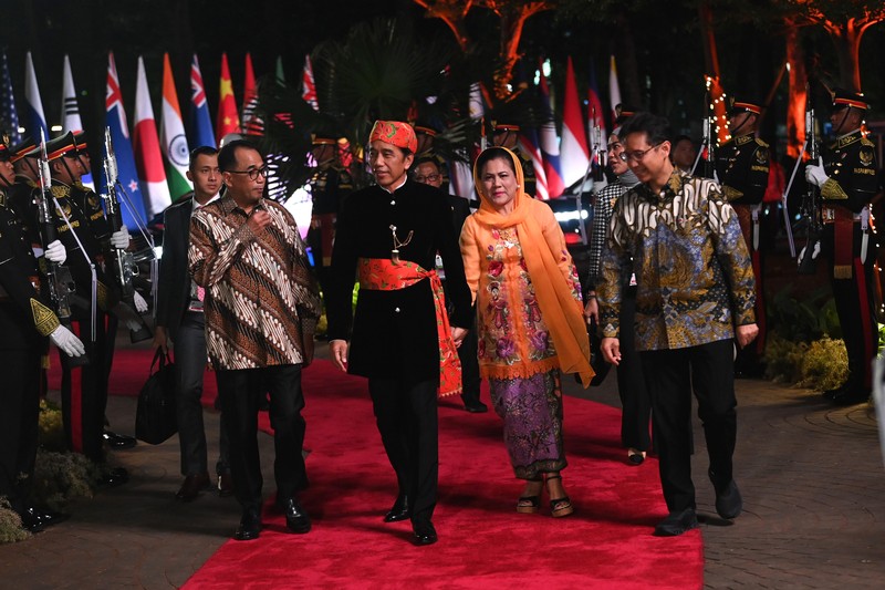 Presiden RI Joko Widodo dan Ibu Negara Iriana Joko Widodo disambut Menhub Budi Karya Sumadi dan Menkes Budi Gunadi Sadikin saat tiba di lokasi Gala Dinner KTT ke-43 ASEAN di Hutan Kota Plataran, Kompleks GBK Jakarta, Rabu (6/9/2023). (Dok: Media Center KTT Asean) Presiden RI Joko Widodo dan Ibu Negara Iriana Joko Widodo disambut Menhub Budi Karya Sumadi dan Menkes Budi Gunadi Sadikin saat tiba di lokasi Gala Dinner KTT ke-43 ASEAN di Hutan Kota Plataran, Kompleks GBK Jakarta, Rabu (6/9/2023). (Dok: Media Center KTT Asean)