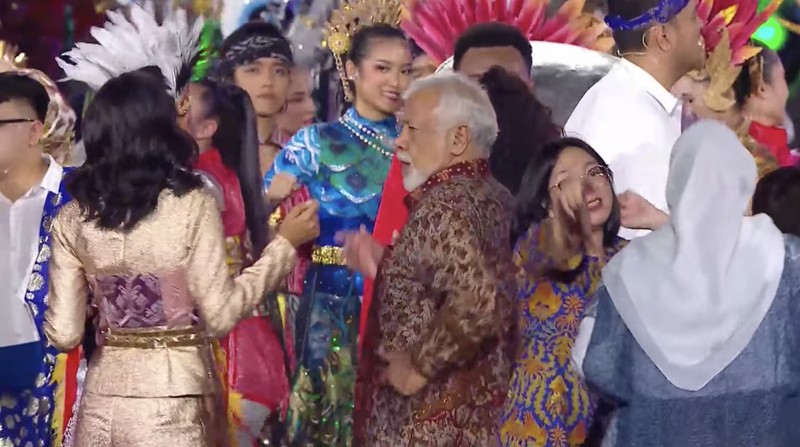 Presiden Joko Widodo didampingi Iriana Joko Widodo tiba di Hutan Kota by Plataran untuk mengikuti acara Gala dinner atau jamuan makan malam dalam serangkaian acara Konferensi Tingkat Tinggi (KTT) ASEAN pada Rabu malam (6/9/2023). (Tangkapan Layar youtube Kemkominfo TV)