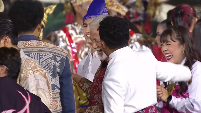 Presiden Joko Widodo didampingi Iriana Joko Widodo tiba di Hutan Kota by Plataran untuk mengikuti acara Gala dinner atau jamuan makan malam dalam serangkaian acara Konferensi Tingkat Tinggi (KTT) ASEAN pada Rabu malam (6/9/2023). Presiden Joko Widodo didampingi Iriana Joko Widodo tiba di Hutan Kota by Plataran untuk mengikuti acara Gala dinner atau jamuan makan malam dalam serangkaian acara Konferensi Tingkat Tinggi (KTT) ASEAN pada Rabu malam (6/9/2023). (Tangkapan Layar youtube Kemkominfo TV)