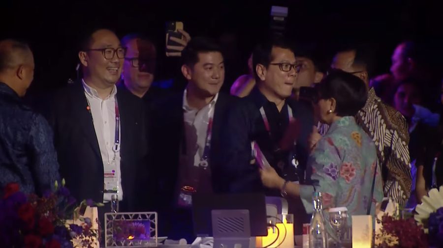 Sejumlah delegasi negara turut bergoyang saat menikmati hiburan yang diberikan dalam serangkaian acara Konferensi Tingkat Tinggi (KTT) ASEAN pada Rabu malam (6/9/2023) di Hutan Kota by Plataran, Jakarta. (Tangkapan Layar youtube Kemkominfo TV)