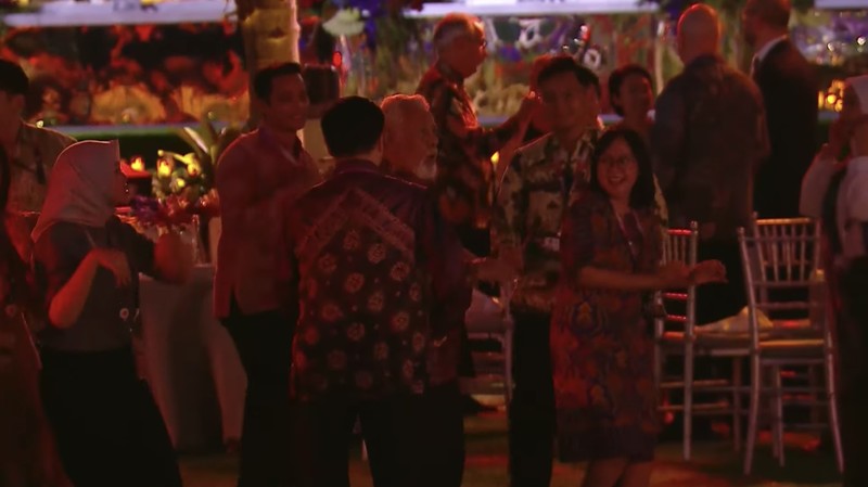 Sejumlah delegasi negara turut bergoyang saat menikmati hiburan yang diberikan dalam serangkaian acara Konferensi Tingkat Tinggi (KTT) ASEAN pada Rabu malam (6/9/2023) di Hutan Kota by Plataran, Jakarta. Sejumlah delegasi negara turut bergoyang saat menikmati hiburan yang diberikan dalam serangkaian acara Konferensi Tingkat Tinggi (KTT) ASEAN pada Rabu malam (6/9/2023) di Hutan Kota by Plataran, Jakarta. (Tangkapan Layar youtube Kemkominfo TV)