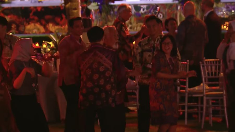 Sejumlah delegasi negara turut bergoyang saat menikmati hiburan yang diberikan dalam serangkaian acara Konferensi Tingkat Tinggi (KTT) ASEAN pada Rabu malam (6/9/2023) di Hutan Kota by Plataran, Jakarta. (Tangkapan Layar youtube Kemkominfo TV)