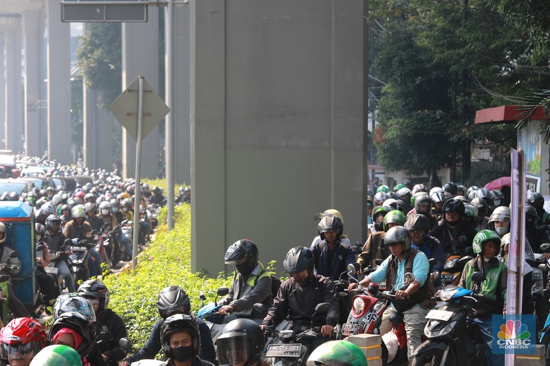 Sejumlah kendaraan pejabat yang di kawal voorijder melintas di kawasan tol Gatot Subroto, Jakarta, Rabu, (6/9). Sejumlah kendaraan pejabat yang di kawal voorijder melintas di kawasan tol Gatot Subroto, Jakarta, Rabu, (6/9). (CNBC Indonesia/Muhammad Sabki)