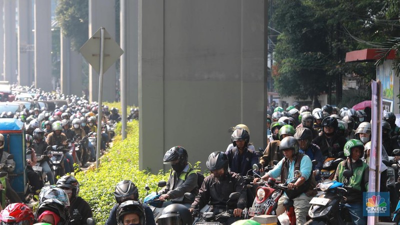 Sejumlah kendaraan pejabat yang di kawal voorijder melintas di kawasan tol Gatot Subroto, Jakarta, Rabu, (6/9). (CNBC Indonesia/Muhammad Sabki)