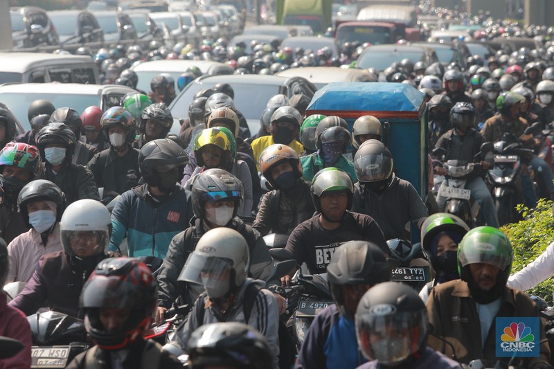 Sejumlah kendaraan pejabat yang di kawal voorijder melintas di kawasan tol Gatot Subroto, Jakarta, Rabu, (6/9). Sejumlah kendaraan pejabat yang di kawal voorijder melintas di kawasan tol Gatot Subroto, Jakarta, Rabu, (6/9). (CNBC Indonesia/Muhammad Sabki)