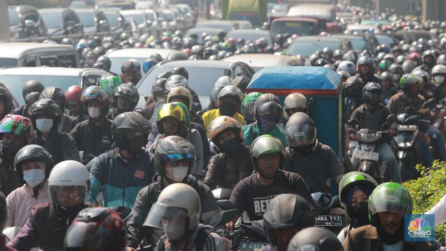 Sejumlah kendaraan pejabat yang di kawal voorijder melintas di kawasan tol Gatot Subroto, Jakarta, Rabu, (6/9). (CNBC Indonesia/Muhammad Sabki)