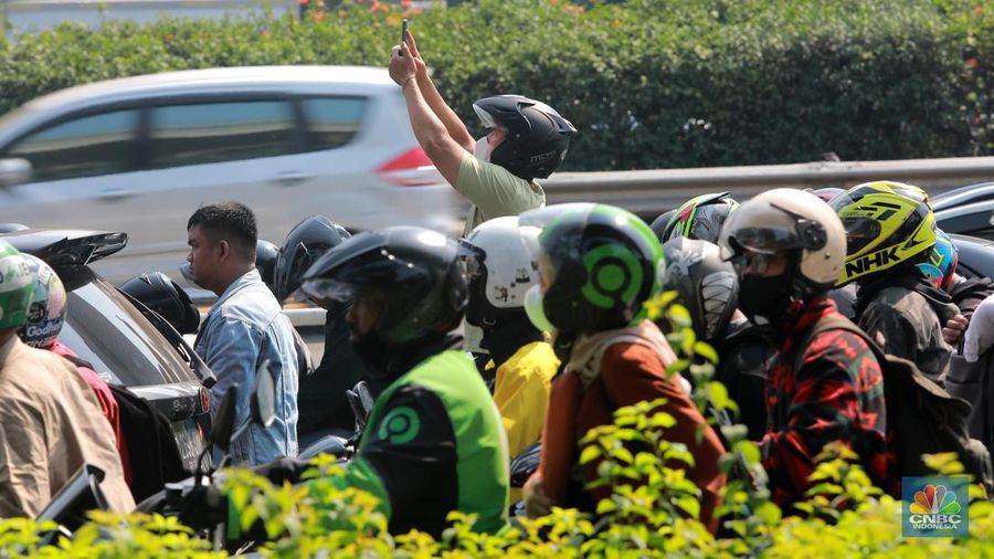 Sejumlah kendaraan pejabat yang di kawal voorijder melintas di kawasan tol Gatot Subroto, Jakarta, Rabu, (6/9). (CNBC Indonesia/Muhammad Sabki)