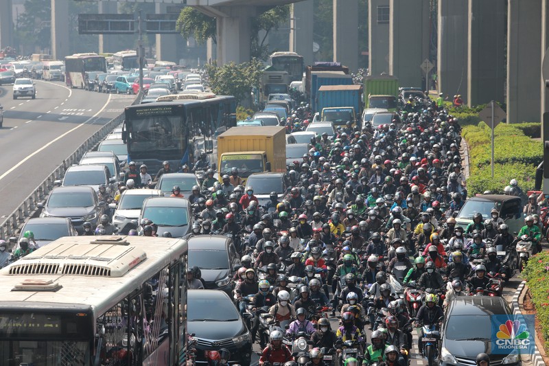 Sejumlah kendaraan pejabat yang di kawal voorijder melintas di kawasan tol Gatot Subroto, Jakarta, Rabu, (6/9). Sejumlah kendaraan pejabat yang di kawal voorijder melintas di kawasan tol Gatot Subroto, Jakarta, Rabu, (6/9). (CNBC Indonesia/Muhammad Sabki)