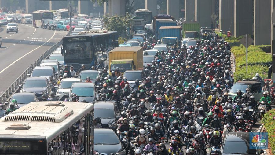 Sejumlah kendaraan pejabat yang di kawal voorijder melintas di kawasan tol Gatot Subroto, Jakarta, Rabu, (6/9). (CNBC Indonesia/Muhammad Sabki)